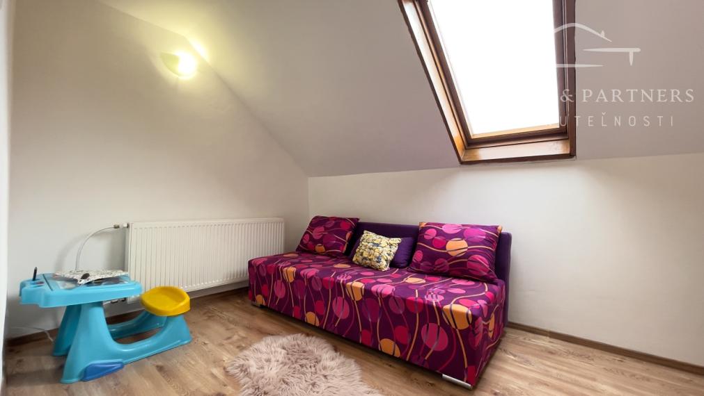 Priestranný poschodový rodinný dom blízko slovenských hraníc