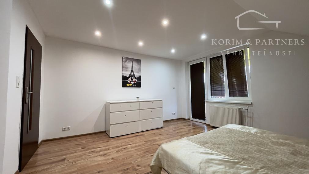 Priestranný poschodový rodinný dom blízko slovenských hraníc