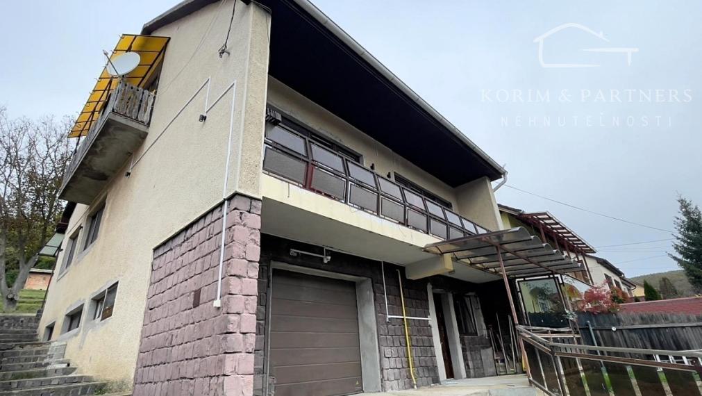 Priestranný poschodový rodinný dom blízko slovenských hraníc