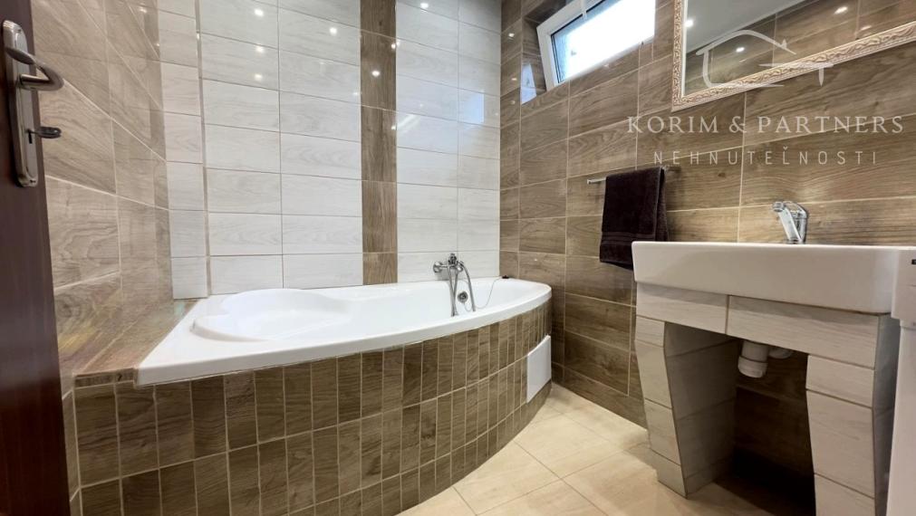 Priestranný poschodový rodinný dom blízko slovenských hraníc