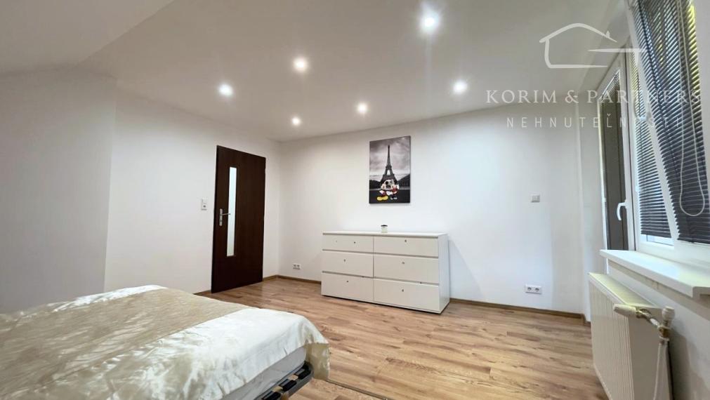 Priestranný poschodový rodinný dom blízko slovenských hraníc