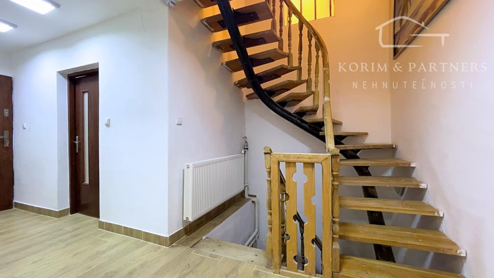 Priestranný poschodový rodinný dom blízko slovenských hraníc