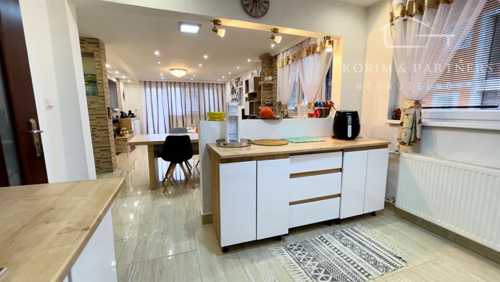 Priestranný poschodový rodinný dom blízko slovenských hraníc