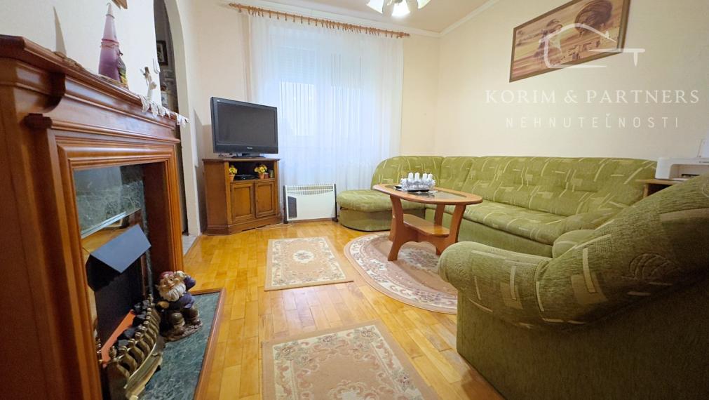 3 izbový tehlový byt s balkónom pri škole a škôlke, Kolárovo