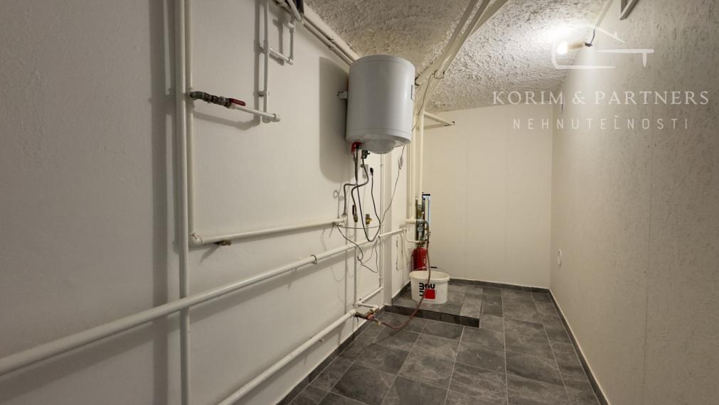 2 izbový byt s podnikateľským priestorom, Komárno