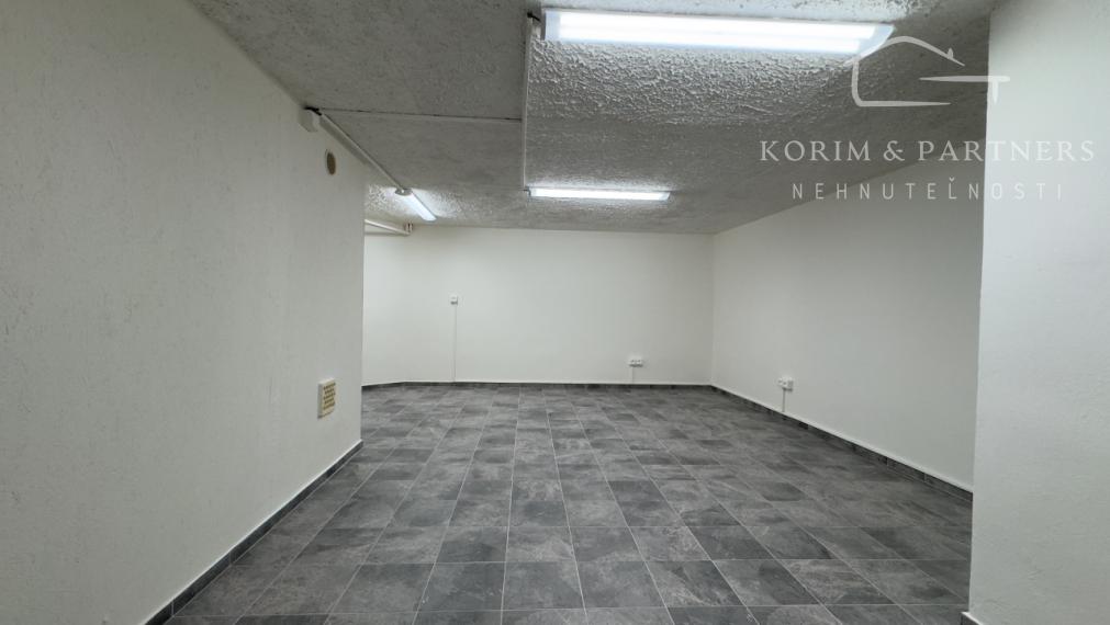 2 izbový byt s podnikateľským priestorom, Komárno