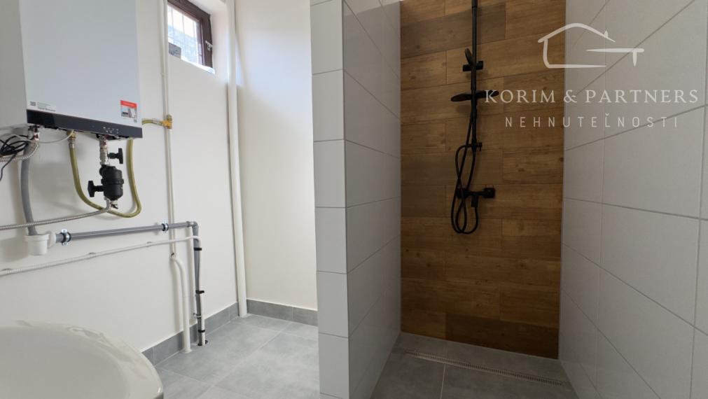 2 izbový byt s podnikateľským priestorom, Komárno