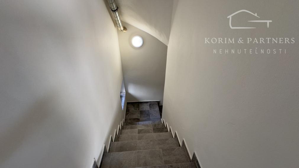 2 izbový byt s podnikateľským priestorom, Komárno