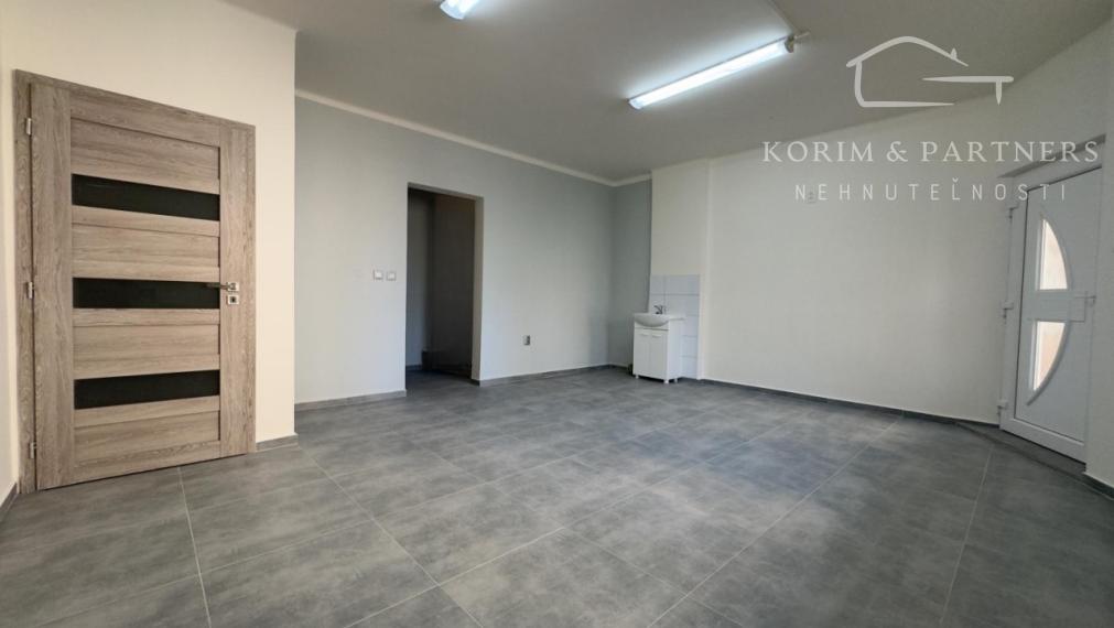 2 izbový byt s podnikateľským priestorom, Komárno