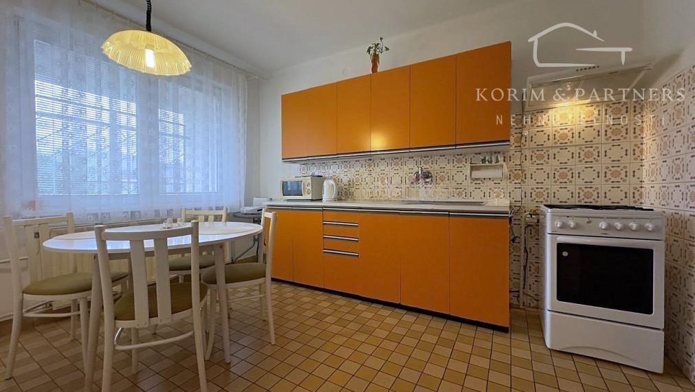 Zaujímavý rodinný dom s menším átriovým dvorom,  Komárno