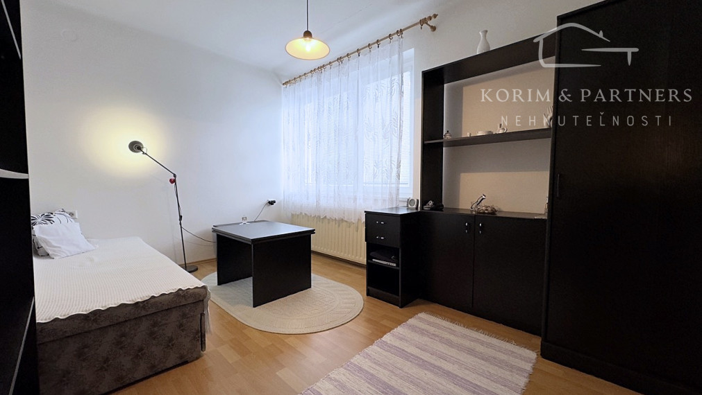 Zaujímavý rodinný dom s menším átriovým dvorom,  Komárno