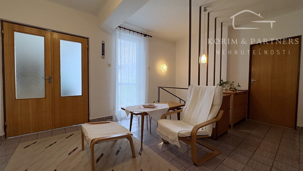 Zaujímavý rodinný dom s menším átriovým dvorom,  Komárno