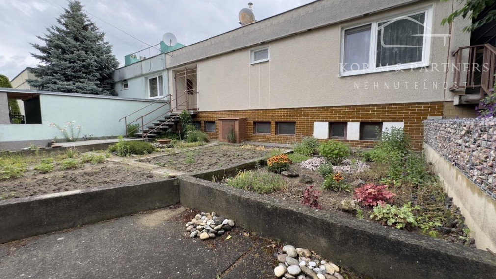 Zaujímavý rodinný dom s menším átriovým dvorom,  Komárno