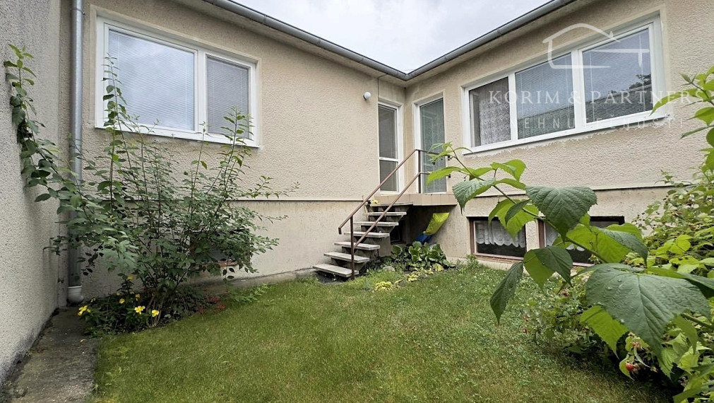 Zaujímavý rodinný dom s menším átriovým dvorom,  Komárno