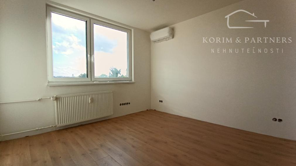 Slnečný trojizbový byt na predaj, Komenského ulica, Komárno