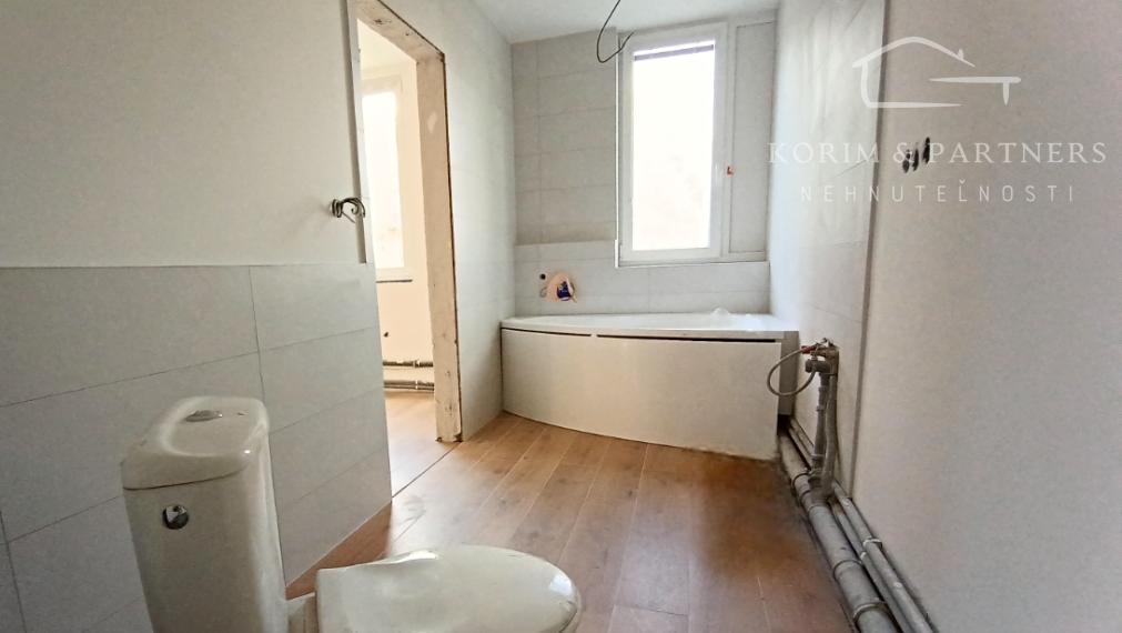 Slnečný trojizbový byt na predaj, Komenského ulica, Komárno