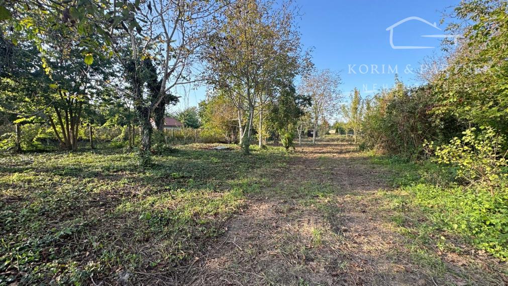 Obrovská záhrada s murovanou chatkou, Nová Stráž, Komárno