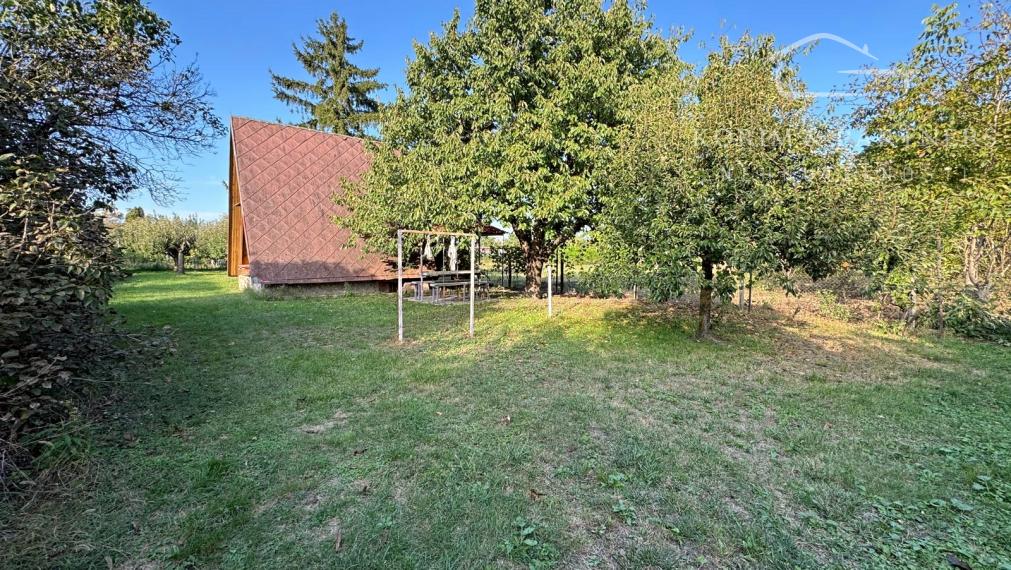 Obrovská záhrada s murovanou chatkou, Nová Stráž, Komárno