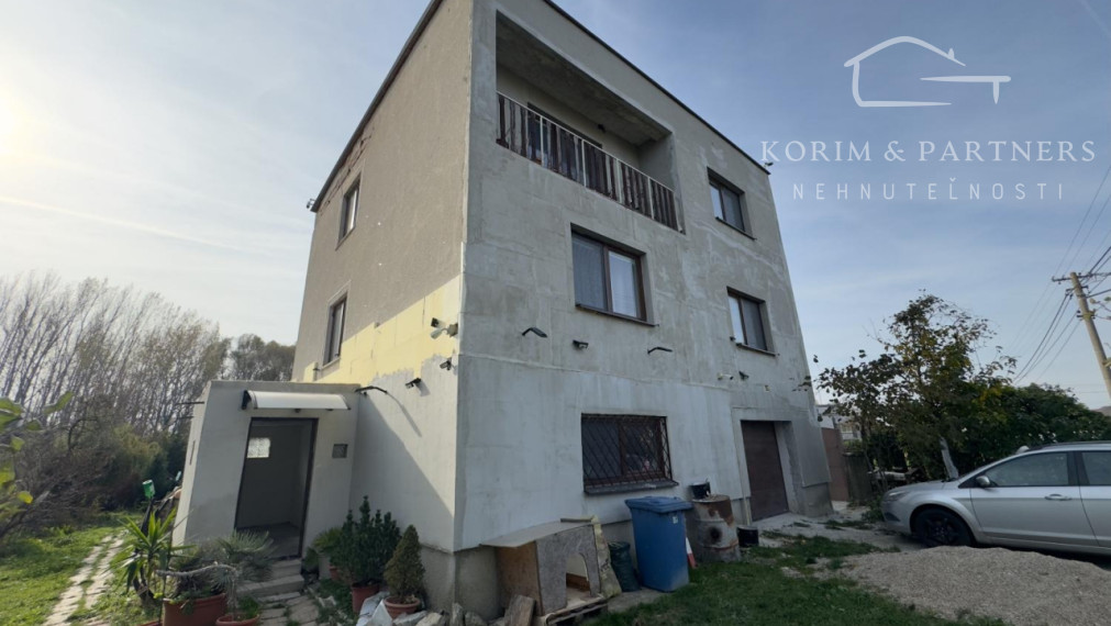 2 poschodový rodinný dom so skrytým potenciálom, Trávnik