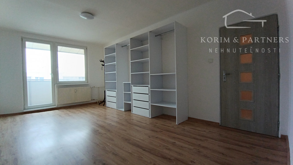 Veľký trojizbový byt s dvomi balkónmi na predaj, Komárno