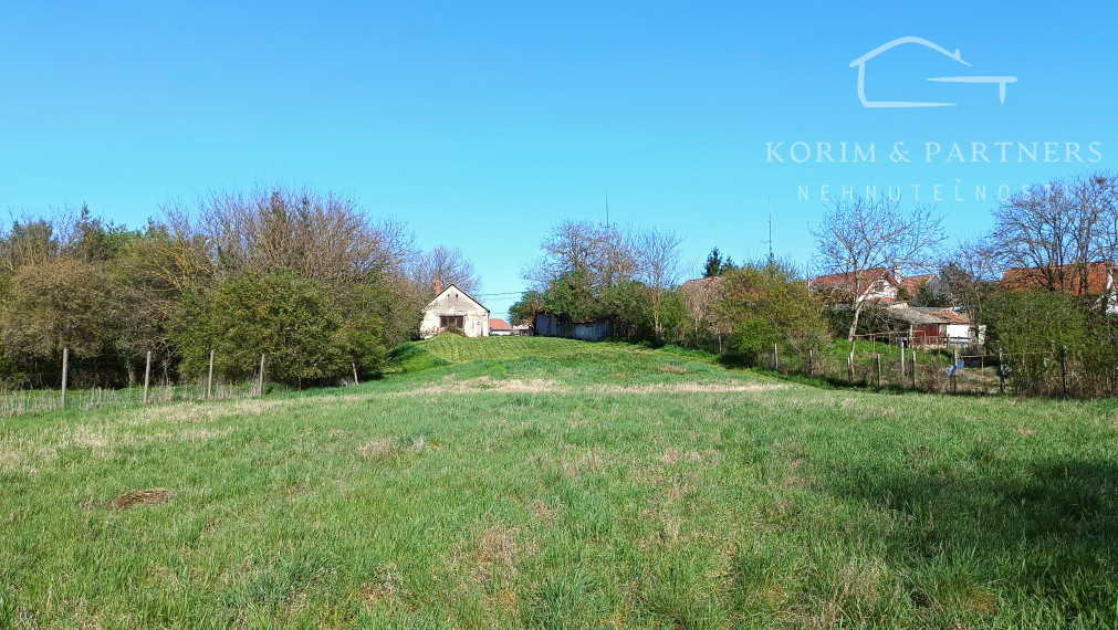 Rozľahlý stavebný pozemok pri hlavnej ceste, Iža