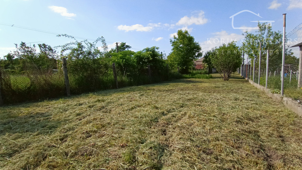 Slnečný pozemok s domom na predaj, Nová Stráž