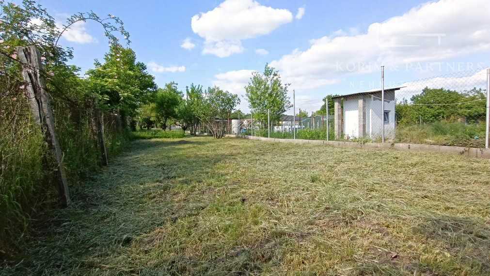 Slnečný pozemok s domom na predaj, Nová Stráž