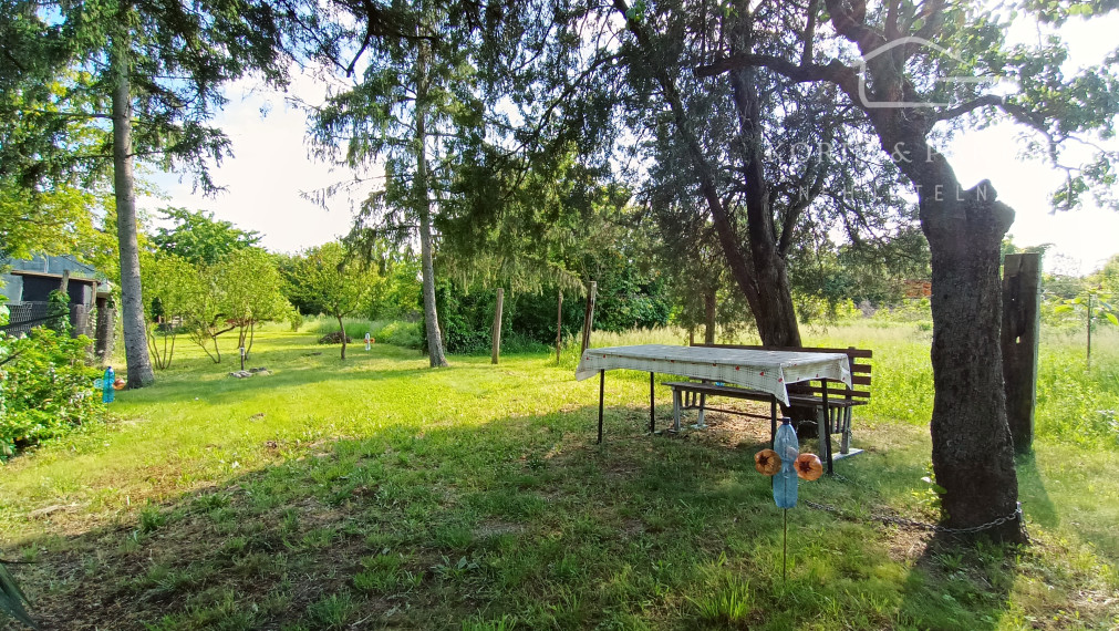 Slnečný pozemok s domom na predaj, Nová Stráž