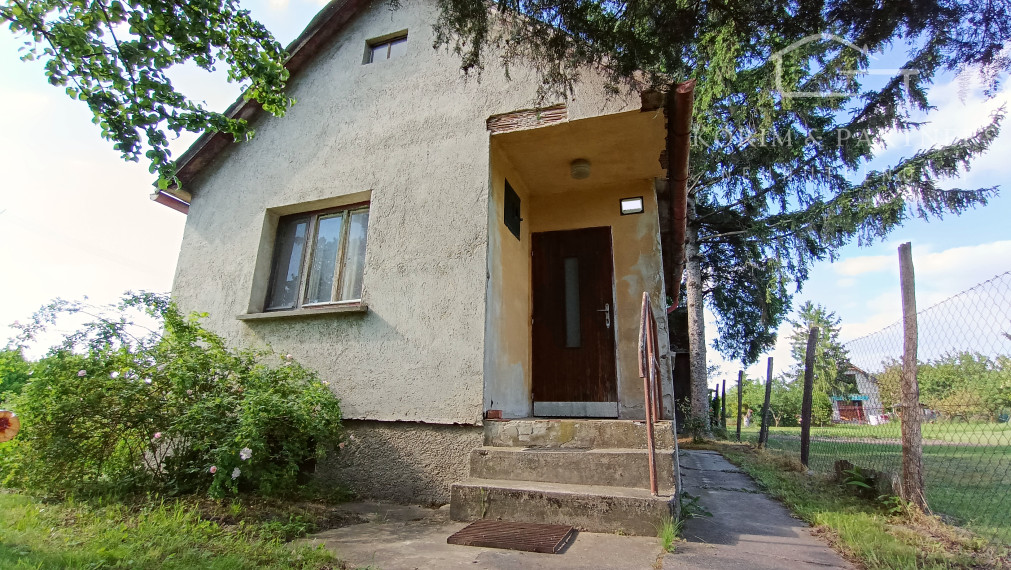 Slnečný pozemok s domom na predaj, Nová Stráž