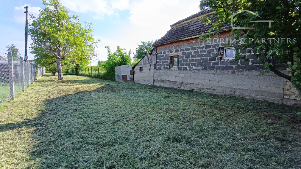 Slnečný pozemok s domom na predaj, Nová Stráž