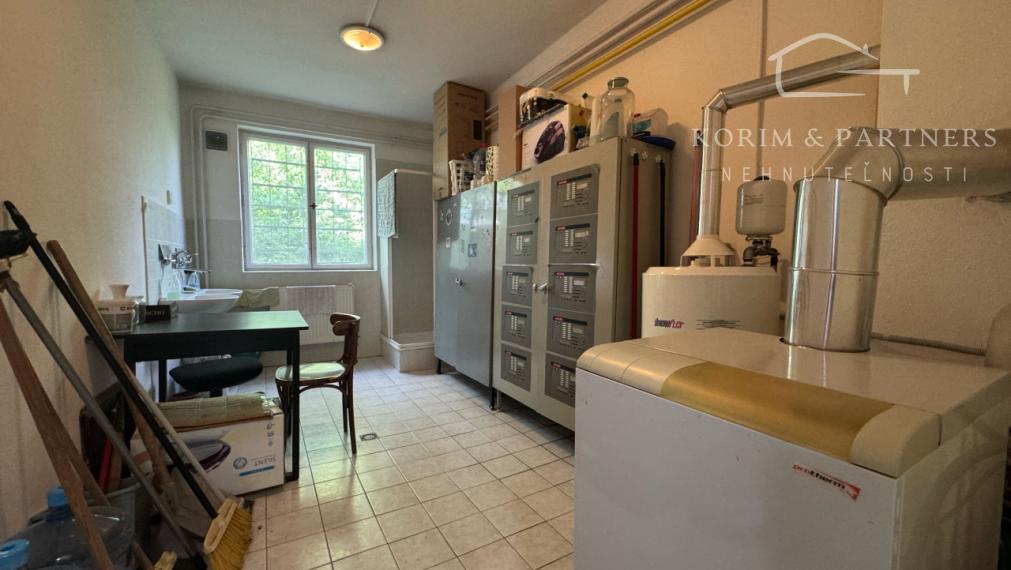 Podnikateľský objekt na predaj, Komárno