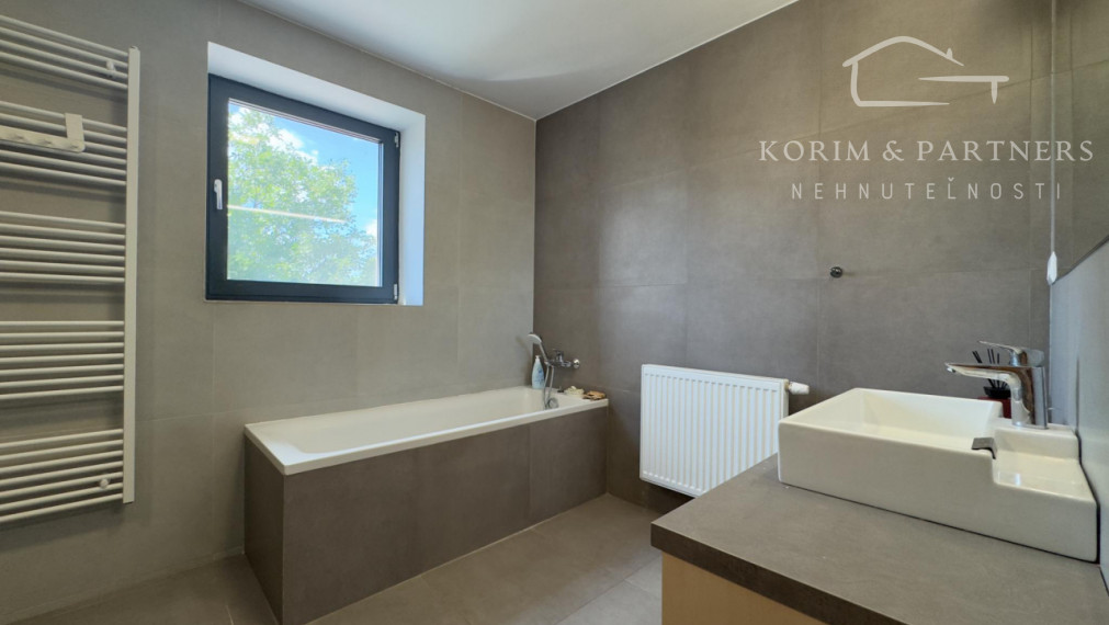 REZERVOVANÉ - Originálny rodinný dom na Leteckom poli,  Komárno