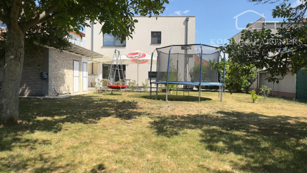 REZERVOVANÉ - Originálny rodinný dom na Leteckom poli,  Komárno