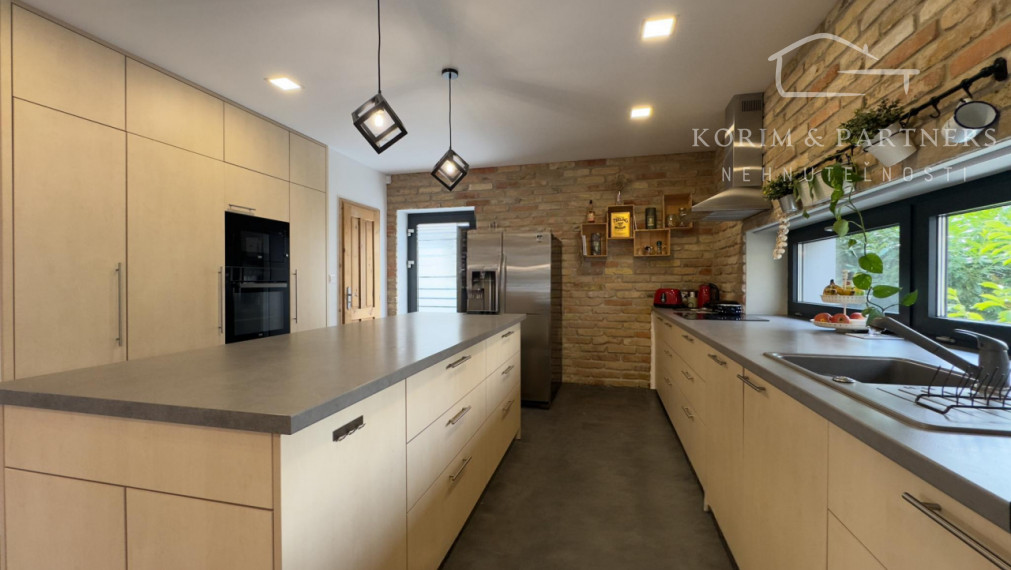 REZERVOVANÉ - Originálny rodinný dom na Leteckom poli,  Komárno