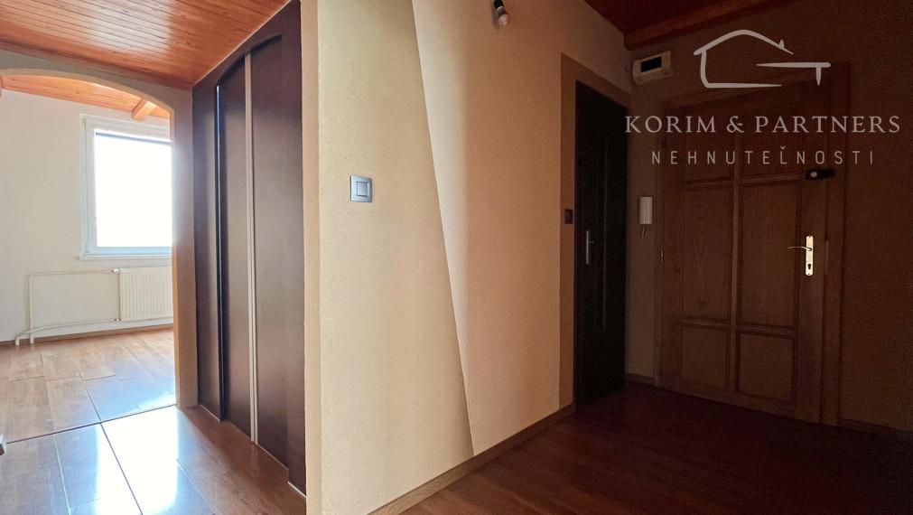 3-izbový byt v skvelej lokalite Komárna s dvomi loggiami a výhľadom, ktorý Vás poteší