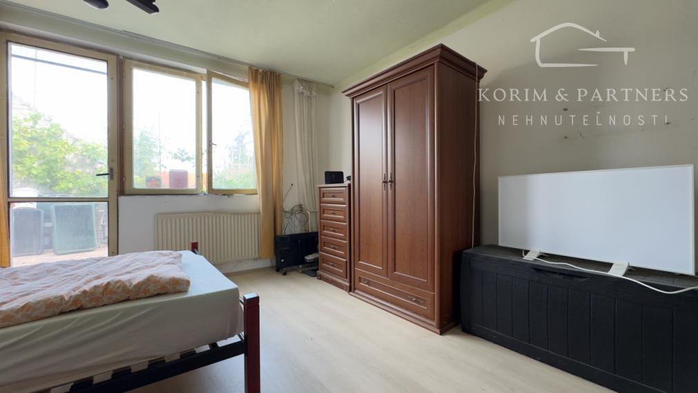 Dom bez záhrady s menším dvorom a terasou, Komárno