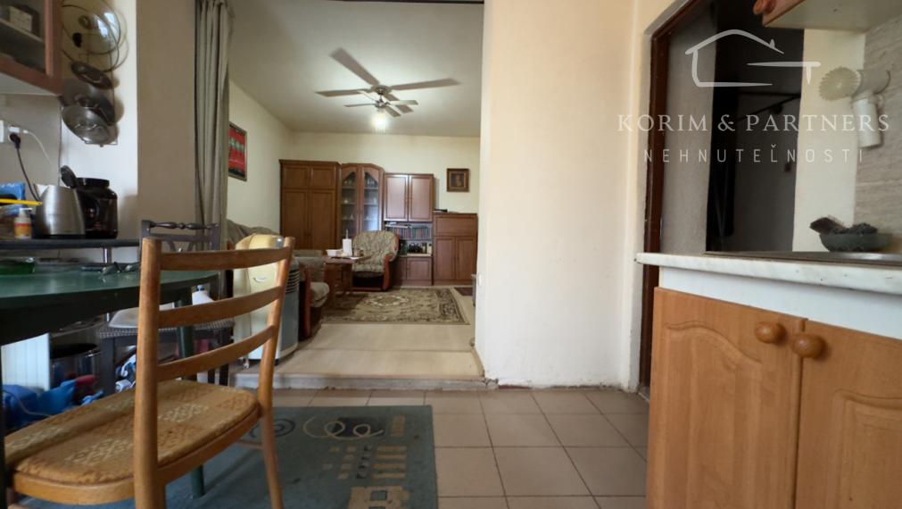 Dom bez záhrady s menším dvorom a terasou, Komárno