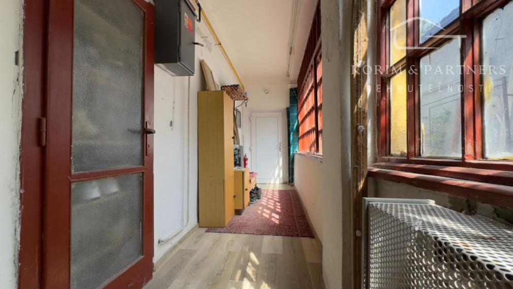 Dom bez záhrady s menším dvorom a terasou, Komárno