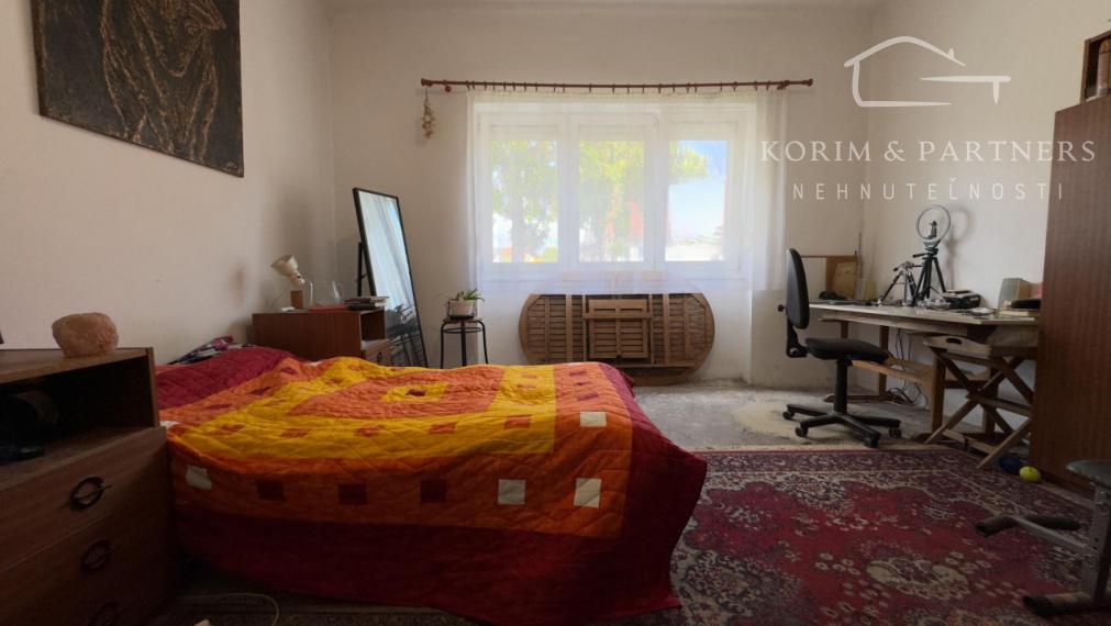 Dom bez záhrady s menším dvorom a terasou, Komárno