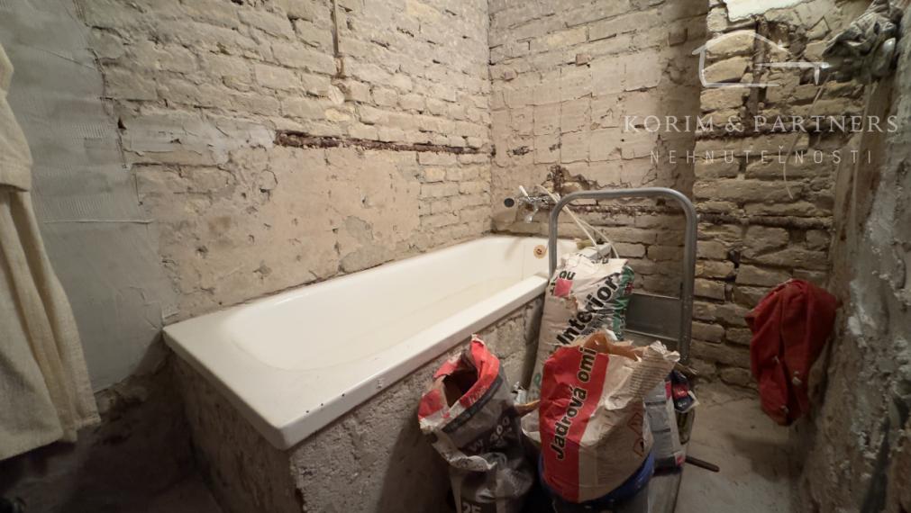 Dom bez záhrady s menším dvorom a terasou, Komárno