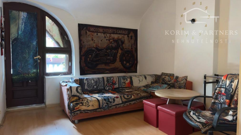 2 izbový byt s podnikateľským priestorom, Komárno