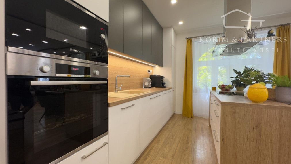 Veľkoplošný 3 izbový tehlový byt, Komárno