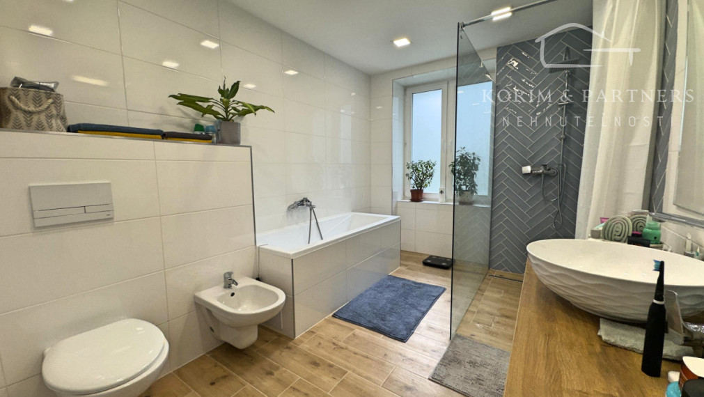 Veľkoplošný 3 izbový tehlový byt, Komárno