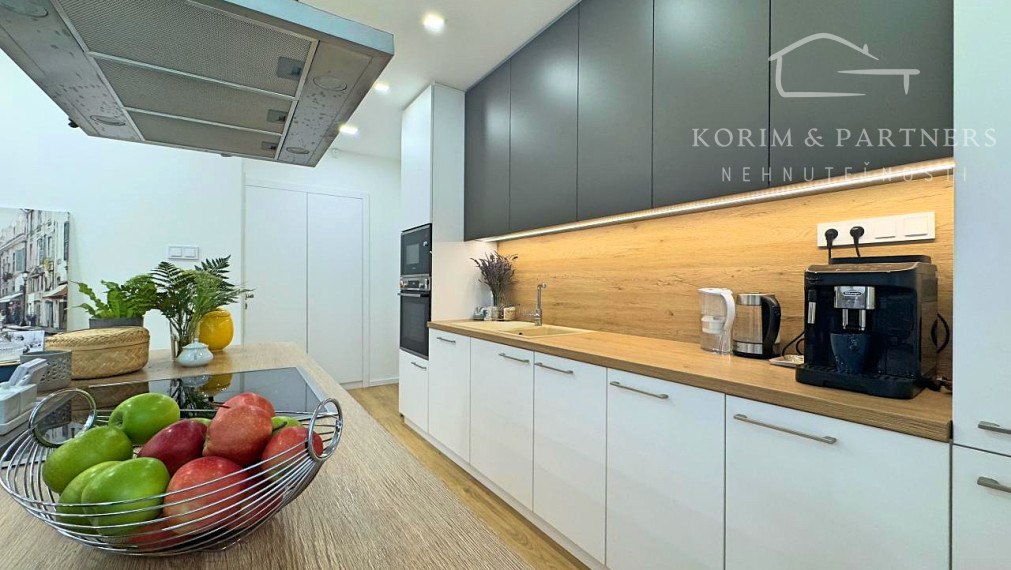 Veľkoplošný 3 izbový tehlový byt, Komárno