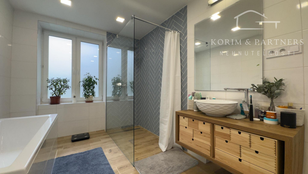 Veľkoplošný 3 izbový tehlový byt, Komárno