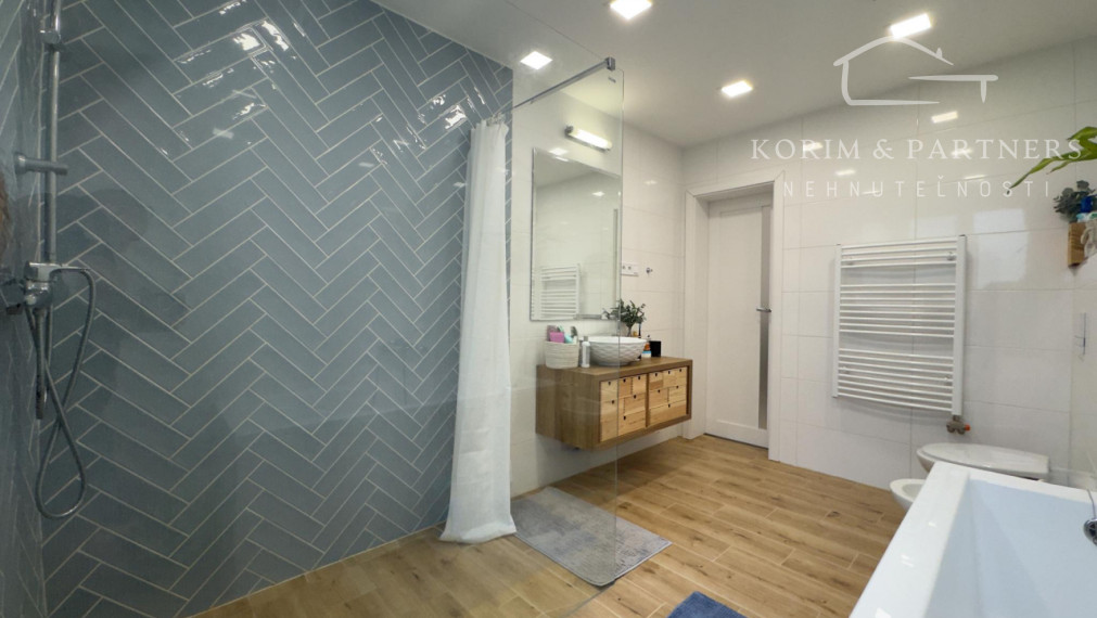 Veľkoplošný 3 izbový tehlový byt, Komárno