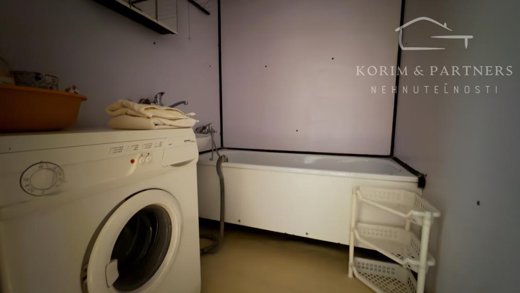 Veľký 1 izbový  byt (46 m2), Vn. Okružná, Komárno