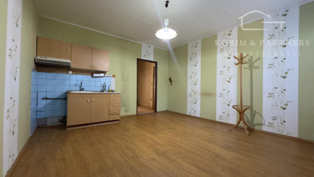 Veľký, 1 izbový  byt v pokojnom schodišti na Vn. Okružnej, Komárno