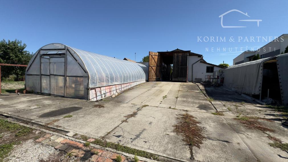 Jedinečný dom na extra veľkom pozemku Kolárovo