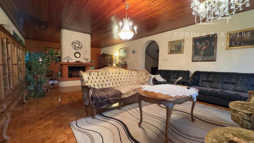 Atypický, priestranný rodinný dom v tichej časti Komárna